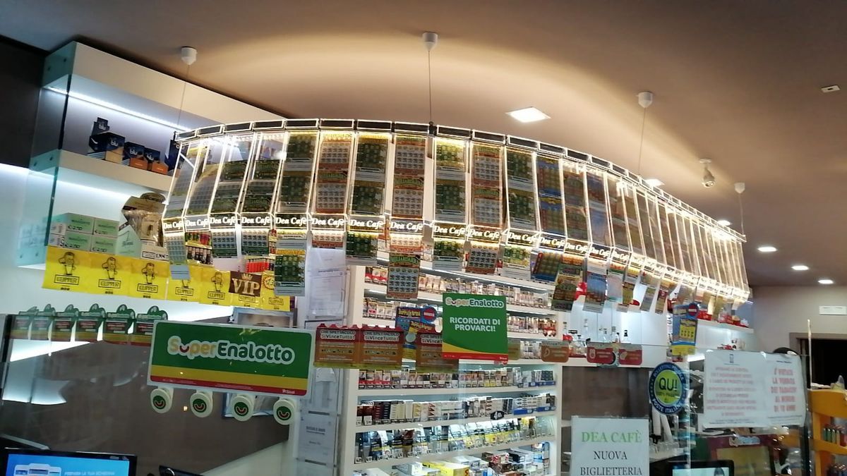 Espositore da soffitto per gratta e vinci con barra luminosa a luce bianca calda e portapacco