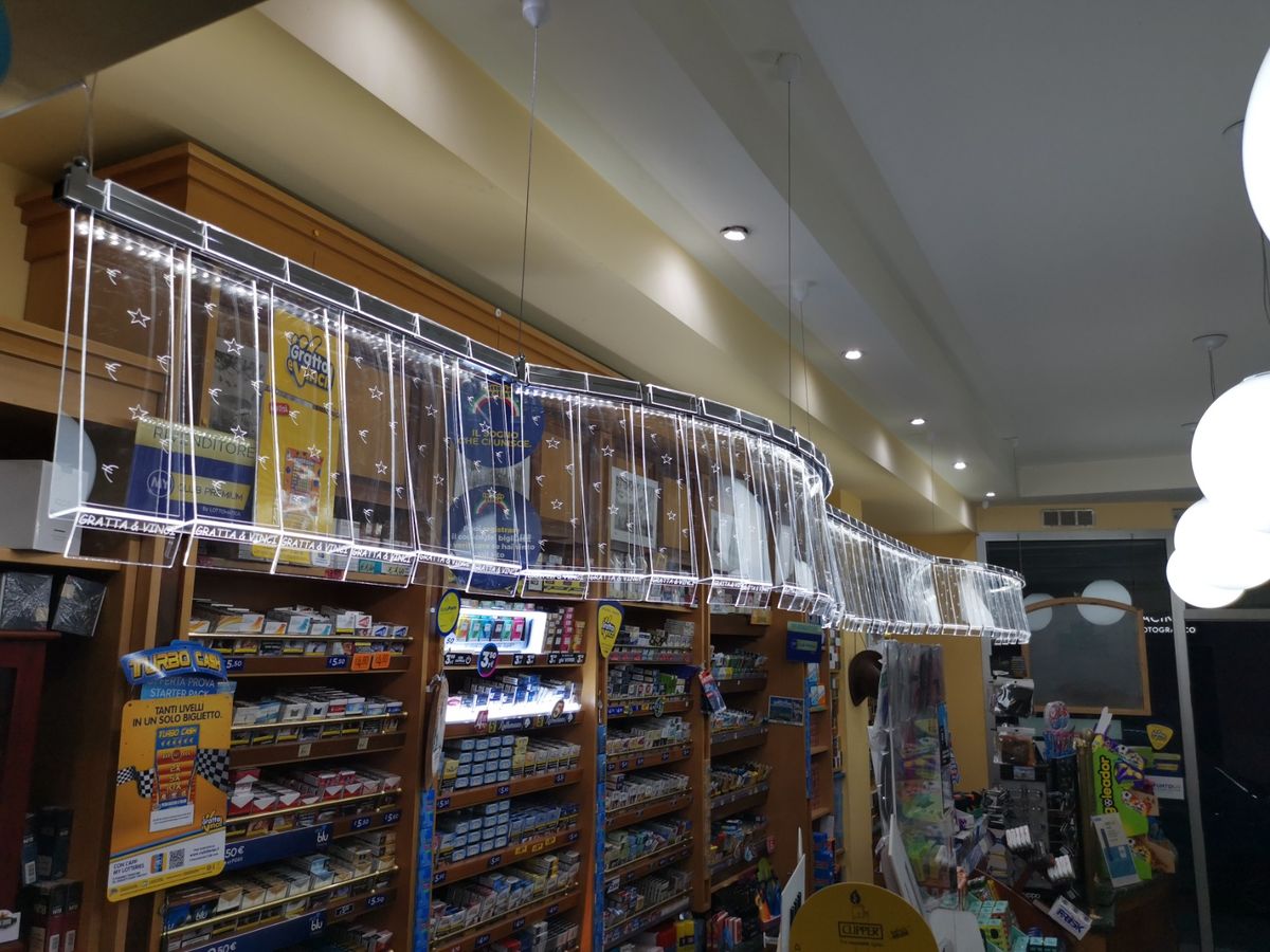 Espositore da soffitto per gratta e vinci con barra luminosa a luce bianca fredda