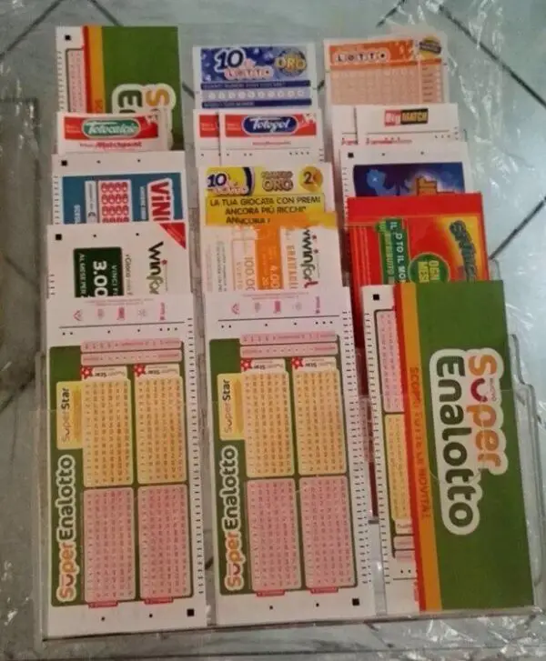 Espositore da Banco a 15 Tasche per Schedine: Organizza e Mostra con Stile